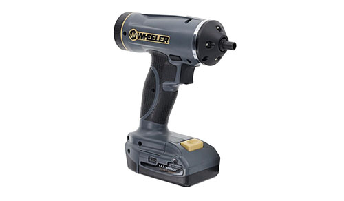 WHEELER F.A.T. Wrench AutoTorque er en batteridrevet skrutrekker med integrert momentbegrenser, justerbar 10-65 in-lbs, 200 RPM motor, og 15-delt bitsett.