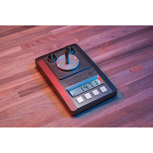 Frankford Arsenal® Platinum Series Precision Scale gir ekstrem nøyaktighet med 1500 grain / 100 gram kapasitet og 0.1 grain / 0.01 gram presisjon, perfekt for håndlading.