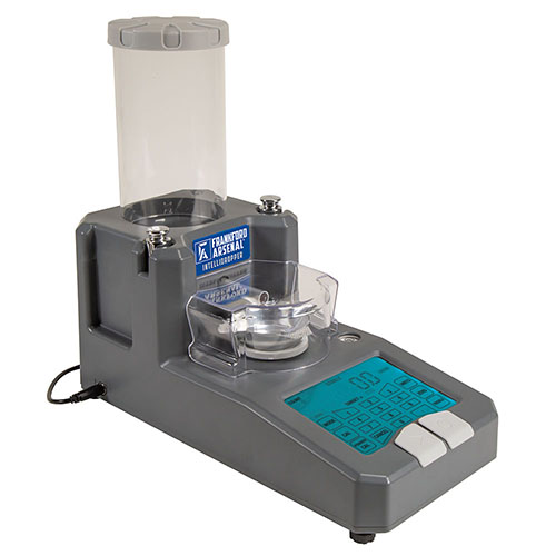 Frankford Arsenal Platinum Series Intellidropper har stor bakgrunnsbelyst LCD-skjerm, bluetooth, selvoptimaliserende kalibrering og +/- 0,1 grain nøyaktighet.