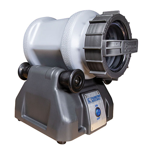 Frankford Arsenal Platinum Series Rotary Tumbler Lite har et kompakt design som rommer opptil 300 .223 brass, med enkel ON/OFF-funksjon og lekkasjesikker hette.