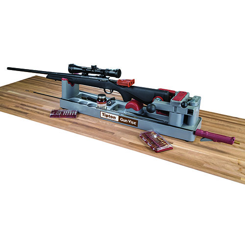 Sikre riflen eller haglen din med Tipton® Gun Vise™. Den har gummiert støtte, rask frigjøring, og rom for løsemidler og smådeler.