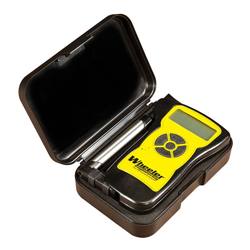 Wheeler Professional Digital Trigger Gauge har et komfortabelt design med myke knapper, bladed trigger adapter for Glock®, Ruger® og Savage®, samt oppbevaringsboks.