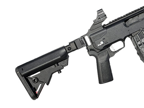 Mossberg 590R Folding Stock fra CHISEL MACHINING gir forbedret ergonomi og kompakt lagring, perfekt for både jakt og taktisk bruk.