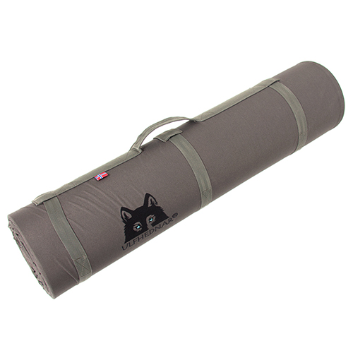 ULFHEDNAR Shooting Mat gir utmerket beskyttelse mot fukt og skitt, har en tab for bipod-føtter og en forsterket frontdel for tryggere skyting.