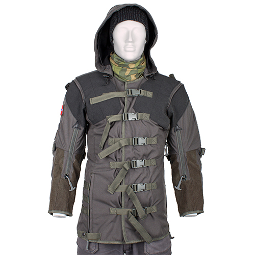 ULFHEDNAR Shooting Jacket PRS gir optimal støtte for PRS-skyttere med justerbare kompresjonsstropper, Kevlar-detaljer, store lommer og hette.