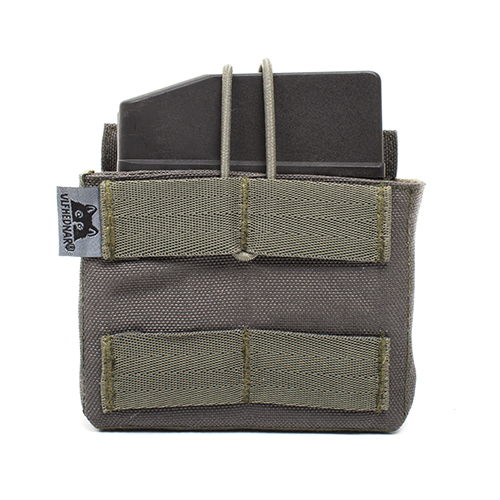 ULFHEDNAR Universal Magazine Pocket rommer 1-2 magasiner, justerbar med velcro og bungee, laget av slitesterk Cordura, og har Molle-feste på baksiden.
