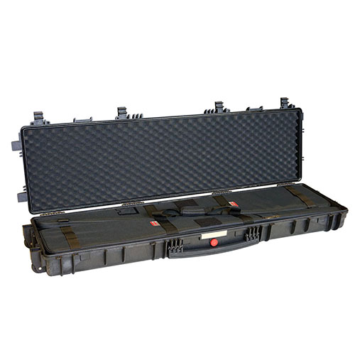 Explorer Cases Red 13513 gir overlegen beskyttelse med vanntett design, låsemekanismer, og inkluderer 2 gunbags for optimal oppbevaring av våpen.