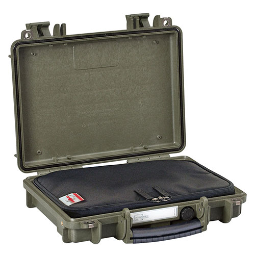 Explorer Cases 3005 gir overlegen beskyttelse med vanntett design, korrosjonsfrie hengsler, og mulighet for enkel transport med skulderreim.