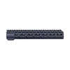 SCHMEISSER Handguard Free Float M-Lok gir stabilitet og presisjon med sitt slanke design, laget av 6082-T6 aluminium og HELICOIL innsatser for holdbarhet.