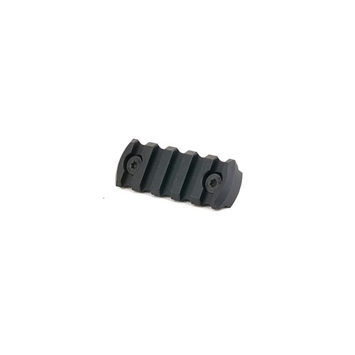 Tactical M-LOK Picatinny Rail fra GERMAN TACTICAL SYSTEMS er laget av 6061-T6 aluminium, hard-anodisert for holdbarhet, med QD sling mount og nødvendig monteringsutstyr.