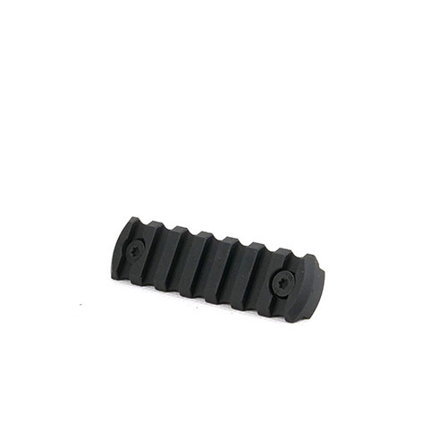 Tactical M-LOK Picatinny Rail er laget av 6061-T6 aluminium med hard-anodisert svart finish, tilgjengelig i ulike lengder og inkluderer QD flush cup sling mount.