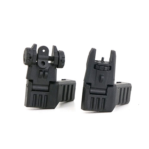 Offset AR-15 Flip-Up Sight Set gir presis sikting med verktøyløs justering av høyde og vind, perfekt for CQB og varierte taktiske situasjoner.