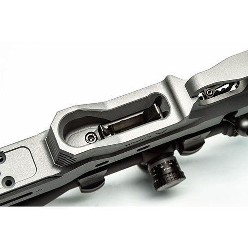 MDT Extended Magazine Latch og Spacer Kit for CZ 452 / 455 / 457 gir enklere magasinbytte og bedre kontroll, perfekt for presisjonskyting.