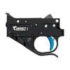 RUGER 1022 Trigger Complete Assembly fra TIMNEY har svart hus, blå trigger og factory sett pull weight på 2,75 lbs for pålitelig ytelse uten modifikasjon.