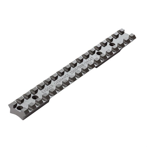 Badger Ordnance Savage Short Action Scope Rail gir deg en solid Picatinny-base med 20 MOA, laget av holdbart stål for presise langdistanse skyting.