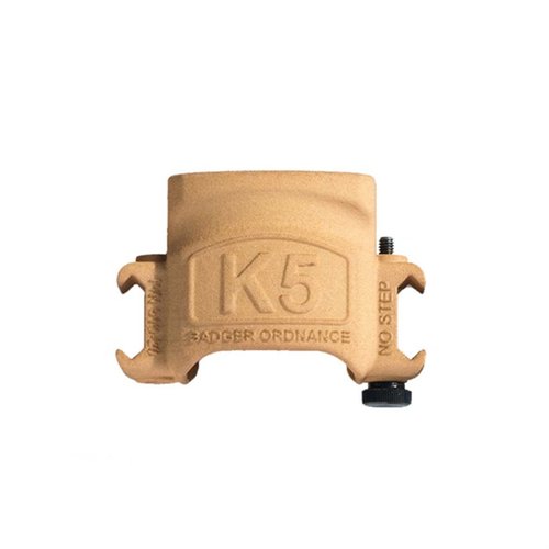 Badger Ordnance K5 Mount for Kestrel værmålere gir enkel tilgang til værdata uten å flytte hodet, festes sikkert til Picatinny-skinner på kikkertsiktet.