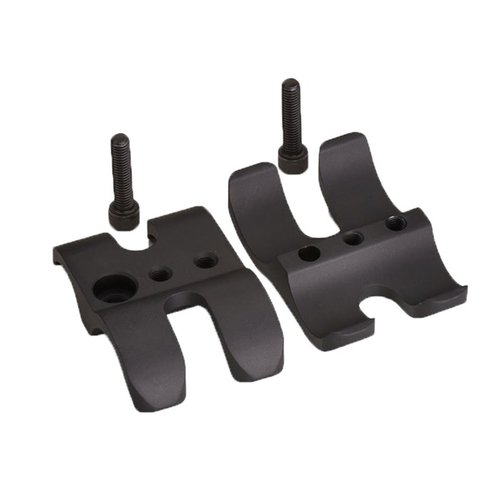 MAGAZINE EXTENSION SUPPORT CLAMP fra NORDIC COMPONENTS gir ekstra støtte til forlengede magasinrør, reduserer vibrasjoner og sikrer pålitelig mating av patroner.