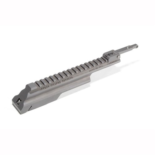Texas Weapon Systems Gen 3 Dog Leg Scope Rail gir en sikker plattform for red dot eller kikkert, med enkel installasjon og mulighet for rask fjerning.