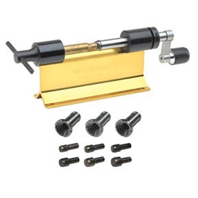 Forster Original Case Trimmer Kit gir presisjon og fleksibilitet for de fleste kalibre, med 6 piloter og 3 colletter for enkel tilpasning.