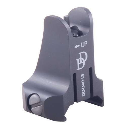 AR-15 Fixed Backup Front Sight fra Daniel Defense er lett, robust og alltid klar til bruk, designet for pålitelig sikting ved svikt av hovedoptikken.