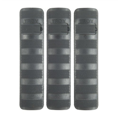 AR-15 Picatinny Battle Rail Cover gir et komfortabelt grep, beskytter mot varme og slitasje, og har enkel installasjon med pop-up låseklips. Selges i 3-pakning.