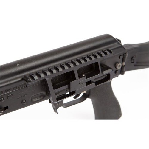 AK47/AKM OPTIC MOUNT SYSTEM gir tilpassbar montering, lettvekts 6061 T6 aluminium, og mulighet for å beholde nullstilling ved fjerning av optikk.