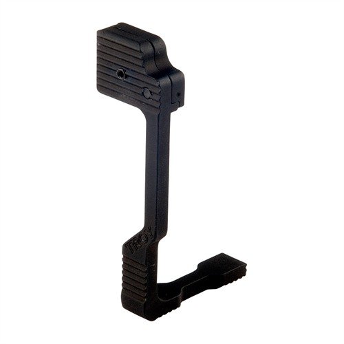 TROY INDUSTRIES AR-15/M16 ambidekstral bolt release lar deg bruke pekefingeren til å frigjøre bolten, noe som reduserer unødvendig bevegelse og øker effektiviteten.