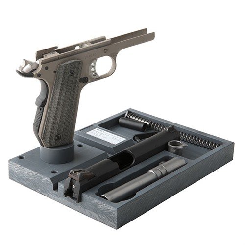 Present Arms 1911 Armorer Plate med MP-1A Magazine Post og Swivel sikrer trygg demontering, rengjøring og montering av din 1911-pistol.