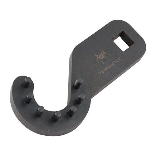 Spike's Tactical USGI Barrel Nut Wrench for AR-15 har robust konstruksjon med 7 pins, ½" drive og passer standard AR-15 barrel nuts for enkel montering.