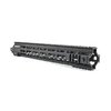 Geissele MK4 M-LOK™ er en ultralett super modulær rail med integrerte M1913 picatinny seksjoner og maksimal ventilasjon for varmeavledning.