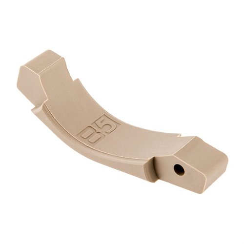 Trigger Guard fra B5 SYSTEMS gir en enkel oppgradering av standard AR-triggerguard, med større profil for bruk med hansker i kaldt vær og taktiske situasjoner.