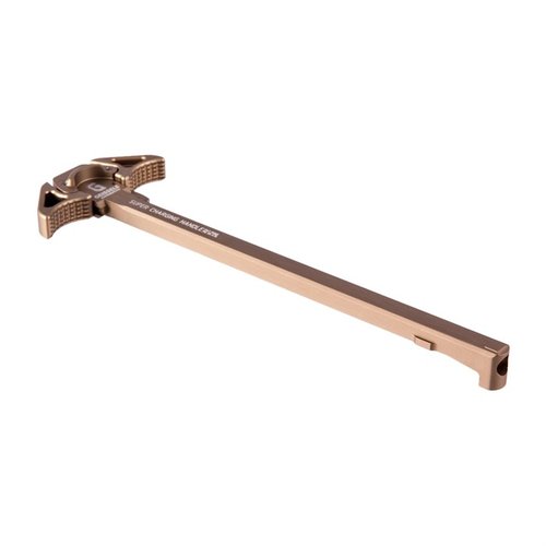 Super Charging Handle 7.62 gir en ambidextrøs design, forbedret grep, og reduserer gassblåsing, laget av 7075-T6 aluminium, tilgjengelig i svart og DDC.
