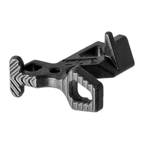 Battle Arms Cast Enhanced Bolt Catch gir deg en forbedret kontaktflate for enklere betjening av bolten, laget av slitesterk 8620 karbonstål med en matte svart finish.