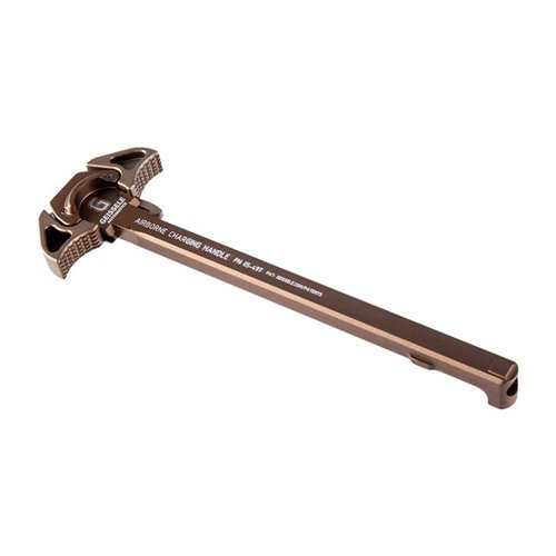 Geissele Airborne Charging Handle har et lavprofil design for enkel betjening, ambidextrous drift, og redirigerer gass bort fra skytteren ved bruk av kortløpede våpen.