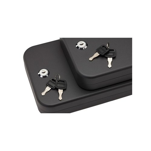 Snap Safe Lock Box gir sikker oppbevaring for håndvåpen og verdisaker, med solid stål, tykk skuminnredning og en 16 gauge stål kabel for feste.