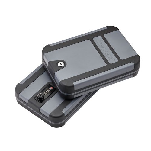 TrekLite Lock Box er lett, robust og sikker, med 4-sifret TSA-lås, plass til full-size 1911, og passer perfekt i kofferten eller under setet i bilen.