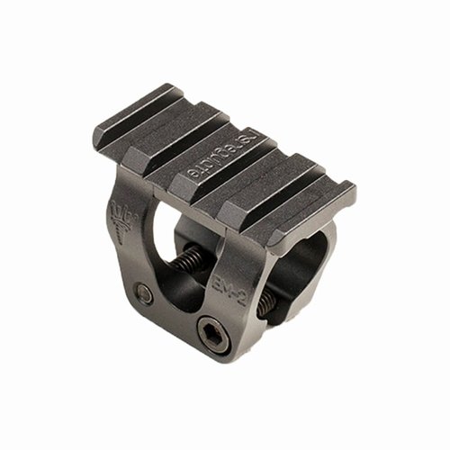 BM-2 AK-47/Yugo Barrel Accessory Mount gir deg en sikker og lettvint måte å feste en taktisk lys på riflen uten å bruke railed handguard.