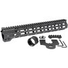 Midwest Industries Combat M-LOK Rail Handguard er laget av aluminium, har syv M-LOK-fester, kontinuerlig Picatinny-skinne og to hurtigkoblinger for slinger.