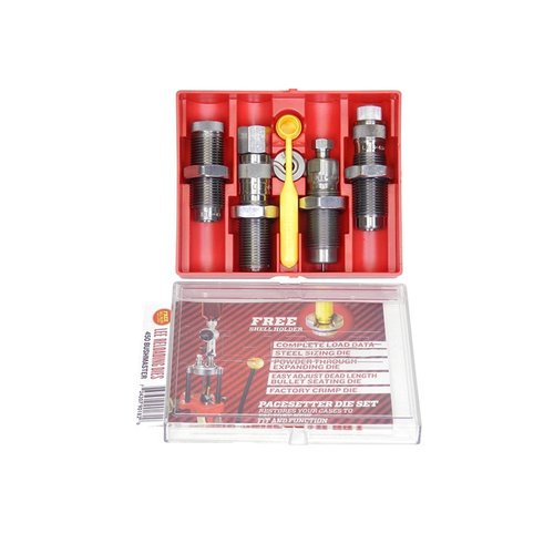 Lee Very Limited Production 450 Bushmaster 4-Diesett inkluderer Full Length Sizing Die, Powder Through Expanding Die, Bullet Seating Die og Factory Crimp Die.