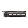 Daniel Defense Omega Rail er et lettvekts, ergonomisk railsystem i flyaluminium, med M-LOK, enkel installasjon og integrerte QD sling swivel fester.