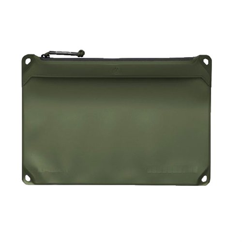 Magpul DAKA Medium Window Pouch holder er laget av slitesterk polymer, har en vanntett YKK-glidelås og et vindu for enkel organisering av utstyr.