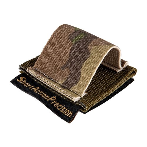 .22 Magazine Holder fra Short Action Precision gir rask tilgang til ekstra magasiner for .22 boltgevær, med enkel festing via Velcro nær utdømmingsporten.