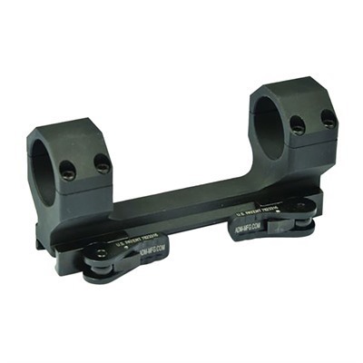 Delta Scope Mount fra American Defense er lett, sterk og passer perfekt til AR-15, med QD Auto Lock Lever for sikker montering på Picatinny rail.