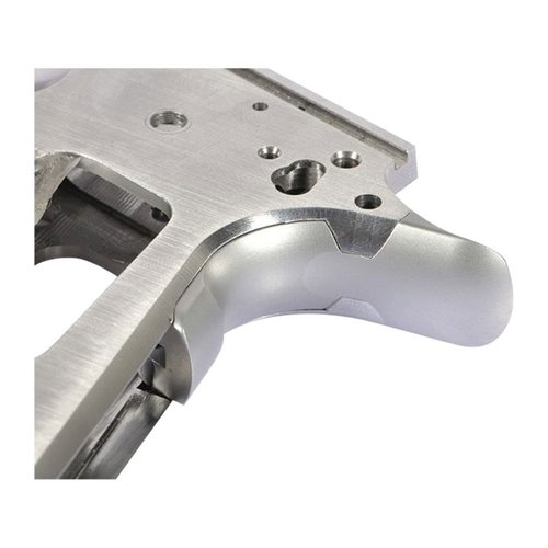 JEM Beavertail Grip Safety gir en perfekt tilpasning med oversize dimensjoner, designet for high-cut rammer og sikrer positiv engasjement.