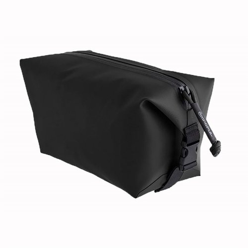 DAKA Takeout er en slitesterk, værbestandig 3,5-liters kitbag med YKK Aqua Guard glidelås, utvidbar åpning og hurtigspenner for enkel transport og oppbevaring.