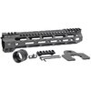 Lettvektsdesign med slank profil, M-LOK spor, robust 6061 aluminium, og enkel installasjon med inkludert verktøy. 100% laget i USA med livstidsgaranti.