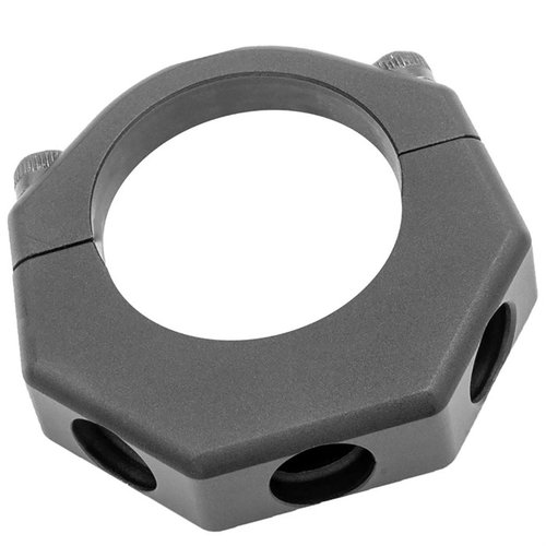TRI-BASE SLING MOUNT monteres på mil-spec buffer tube uten demontering, gir 3 sling monteringsposisjoner og er laget av 6061 aluminium med svart anodisert finish.