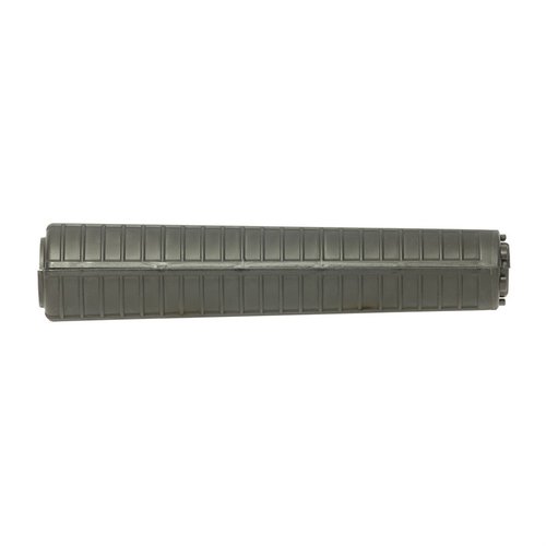 Double Star AR-15 A2 Handguard gir deg det klassiske clamshell-utseendet med slitesterk polymer, inkluderer aluminiums varmebeskyttelse for kjøling under rask skyting.