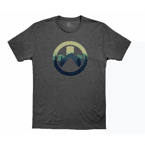 Opplev komfort med MAGPULs CASCADE ICON LOGO CVC T-SHIRT, laget av 60% bomull og 40% polyester, med slitesterk søm og tag-løs etikett.
