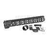 Midwest Industries Combat M-LOK håndguard er laget av aluminium, har 7 M-LOK festepunkter, en kontinuerlig Picatinny-skinne og er helt fri-floated.